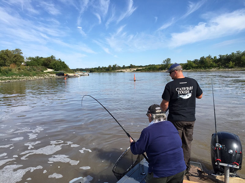 angler Fighting a Monster Catfish Selkrik catfish guide with Client fighting catfish in Tracker targa V-18 combo